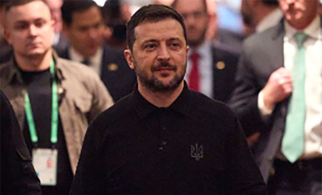 Zelenskyy Bersedia Mundur sebagai Presiden Ukraina