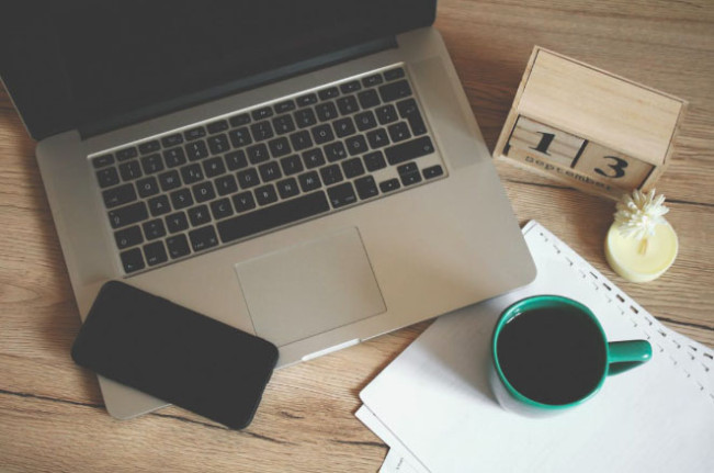 Pancaran Cahaya Biru dari Komputer ataupun Ponsel Bisa Merusak Kesehatan Kulit Anda, Kok Bisa?