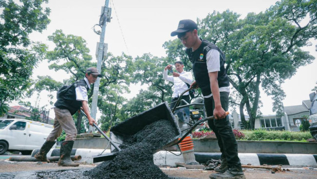 Program Perbaikan Jalan Dimulai! Warga Kota Bandung Diminta Lapor Jalan Berlubang Ini Nomornya