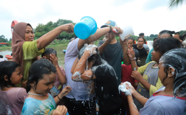 Tradisi Unik Sambut Ramadan di Tangerang: Warga Keramas Bareng di Sungai Cisadane