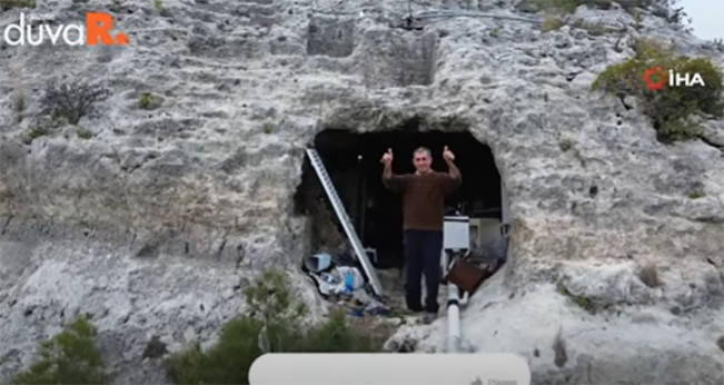 Gempa Bumi Meluluhlantakkan Rumahnya, Pria Ini Trauma Berat dan Putuskan Tinggal di Goa