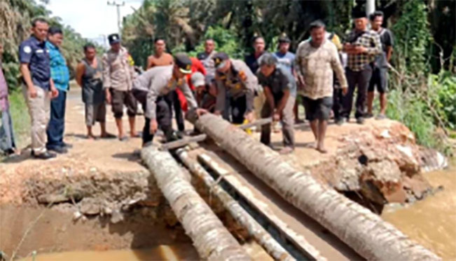 Jembatan Horas Kota Lama Putus Tergerus Air Sungai Rokan, Lalin Dialihkan