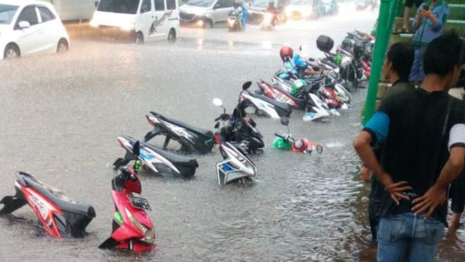 Tips Penanganan Servis Motor yang Terendam Banjir