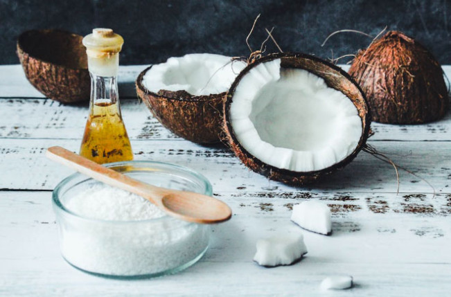 7 Manfaat Minyak Kelapa: Mengobati Eksim, Jerawat hingga Pelembab Kulit