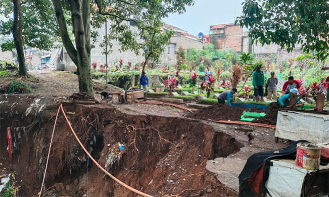TPU Nagrog Longsor Sedalam 10 Meter, Sejumlah Makam Terdampak Direlokasi