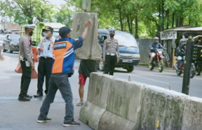 Jelang Lonjakan Arus Mudik, Satlantas Karawang Tutup 70 U-Turn di Sejumlah Jalan Titik Rawan Kemacetan