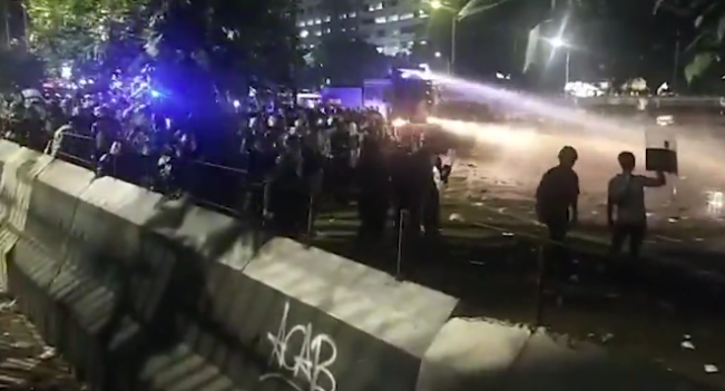 Demonstrasi Tolak RUU TNI di Depan Gedung DPR, Massa Jebol Pagar Dipukul Mundur Polisi dengan Water Cannon