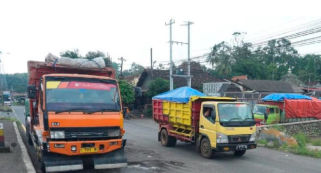 Mulai Hari Ini Pembatasan Kendaraan Sumbu Tiga, Ini Daftar Jalan Jalannya