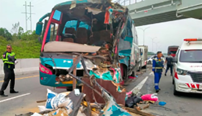Diduga Sopir Bus Ngantuk Seruduk Truk Tronton, 1 Tewas, Sopir Bus Kabur