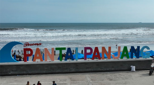 Ombak Berbahaya, Pengunjung Pantai Panjang Bengkulu Dilarang Mandi-mandi