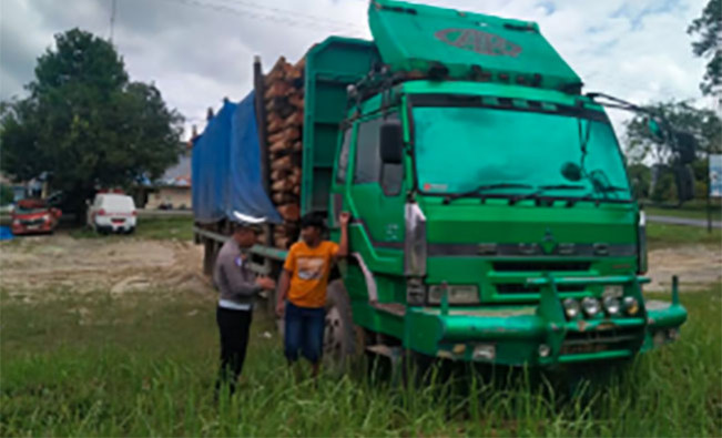 Meski Ada Larangan Beroperasi, Sopir Truk Ini Tetap Nekat Bawa Lebih 14 Ton Kayu Akasia