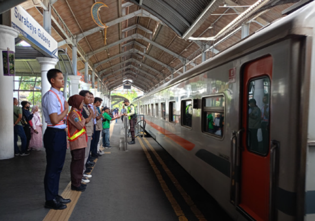 Bantu Para Penumpang di Stasiun Surabaya saat Mudik, Pramuka dan Komunitas Pencinta Kereta Api Terjun Langsung