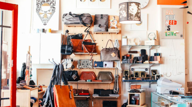 Benarkah Dompet Warna-warni Tabu Digunakan di Tahun Ular Kayu? Ini Penjelasan Master Feng Shui