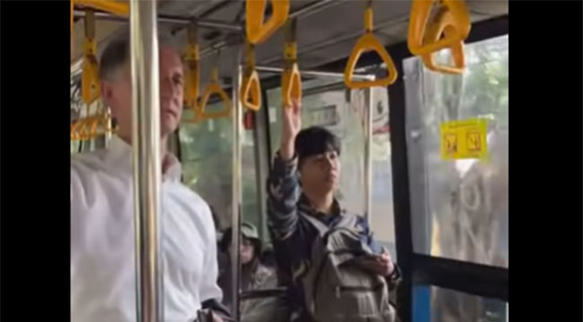 Patuhi Aturan Pemprov Jakarta, Dubes Belanda Marc Gerritsen Naik TransJakarta ke Kantor, Ini Katanya!