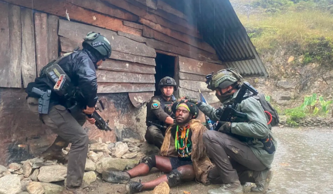 Male Telenggen Tersangka Pembunuh Serka Jefri Diringkus Tim Satgas Ops Damai Cartenz