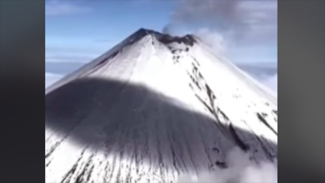 Sehabis Gempa Dahsyat 8.8 SR, Gunung Klyuchevskoy Rusia Meletus Saat Tsunami Terjang Hawaii dan Pantai Barat AS