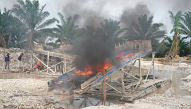 Satgas Pemberantasan PETI Bakar 4 Rakit Penambangan Emas Ilegal, Para Penambang Melarikan Diri