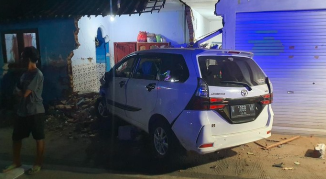 Aksi Nekat Remaja 15 Tahun Bawa Mobil Tabrak Pemotor dan Rumah Warga hingga Jebol