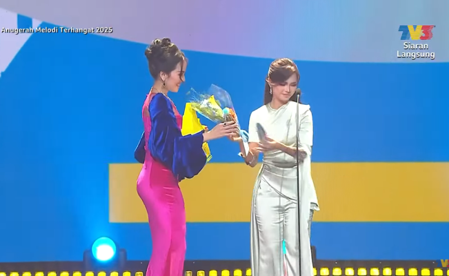 Momen Canggung Penyanyi Serahkan Award ke Wanita Diduga Selingkuhan Mantan Suami