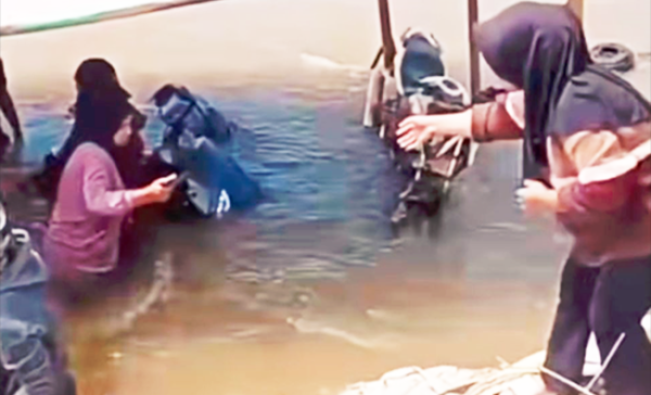 Horor di Sungai Rokan! Tiba-tiba Rakit Penyeberangan Angkut 18 Orang dan 9 Motor Tenggelam