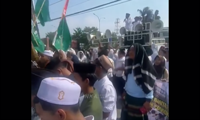 Ratusan Santri Karawang dan Guru, Kiai Demonstrasi Kecam Trans7 di Depan Kantor Pemda