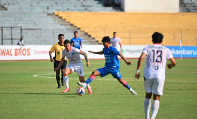 Dengan 10 Pemain PSPS Pekanbaru Tahan Imbang Sumsel United 1-1