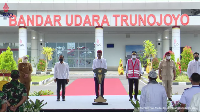 Resmikan Bandara Trunojoyo, Jokowi: Semoga Bisa Tingkatkan Daya Saing Daerah