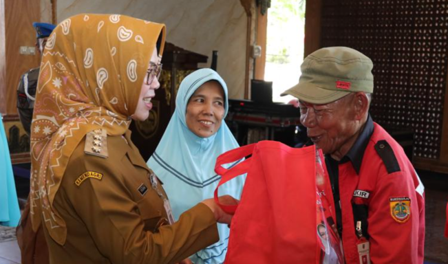 Bupati Sukoharjo Bagikan Paket Ramadan untuk Warga Kurang Mampu