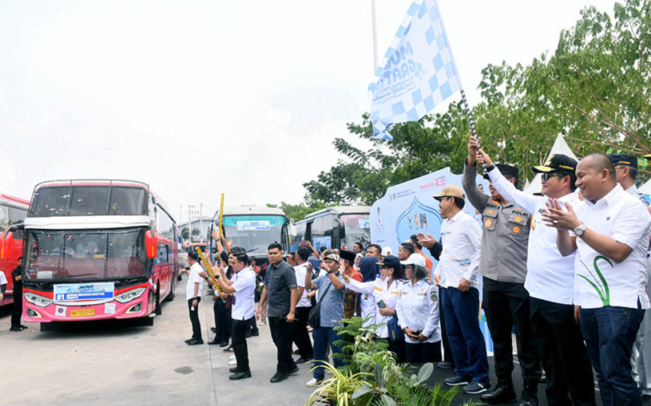 Pj Gubernur Sumut Lepas 2.500 Pemudik dengan 6 Tujuan Kabupaten/Kota