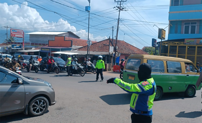 Volumen Kendaraan Meningkat Tajam, Polres Garut Berlakukan Sistem â€˜One Wayâ€™