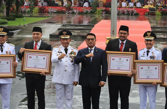 Bobby Nasution Terima Satyalancana Karya Bhakti Praja Nugraha