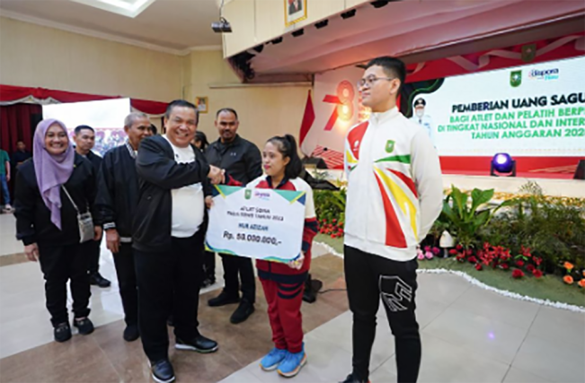 Uang Sagu Hati Rp19 Miliar Lebih Dibagikan pada Ratusan Atlet dan Pelatih Riau