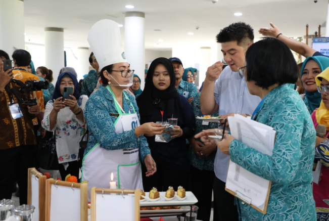 Seru! Chef Arnold Terkesima dengan Hasil Masakan Nonberas Para Kader PKK
