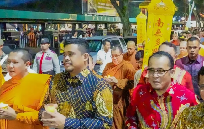 Peringati Hari Raya Waisak, Bobby Nasution Ikut Pawai Lilin Bersama Umat Buddha