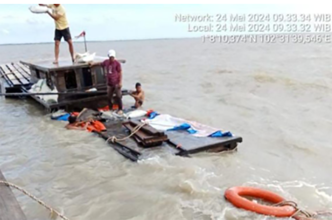 Kapal Bermuatan Beras Bulog Karam di Perairan Kuala Merbau Meranti