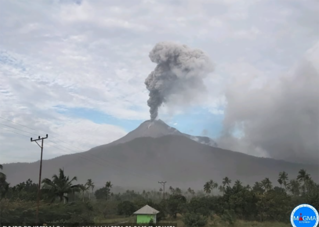 Gunung Lewotobi NTT Lima Kali Erupsi