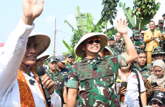 Kasad Jenderal Maruli dan Mentan Amran Panen Raya Bawang Merah