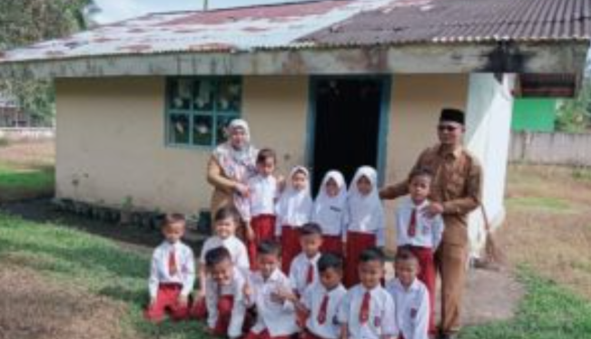 Geger, 18 Siswa SDN 002 Kampar Hulu Belajar di Ruang Bekas Toilet