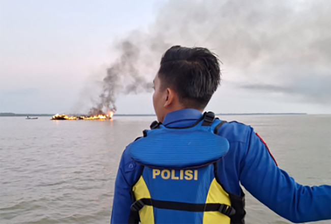 KLM Sinar Terbakar di Perairan Meranti, Nahkoda dan ABK Selamat