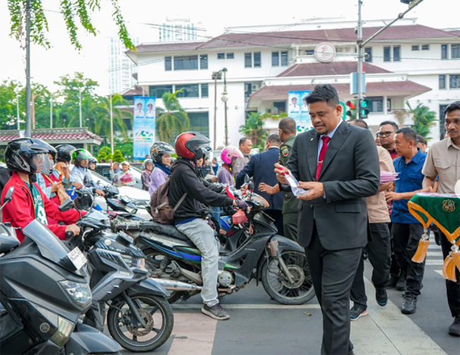 Heboh! Bobby Nasution Bagi-bagi Bendera Merah Putih di Lampu Merah!