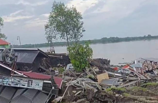 Mengerikan! Tembilahan Hulu Longsor Rumah-rumah Terjun ke Sungai