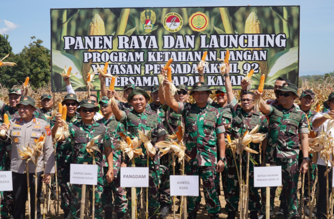 TNI AD Panen Raya Jagung di Majalengka
