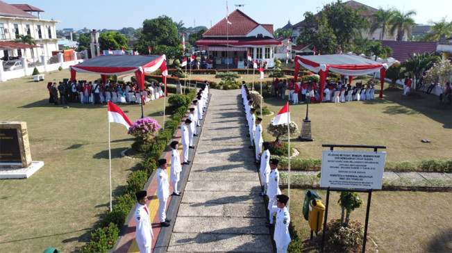Kirab Bendera Merah Putih, Ribuan Warga Bengkulu Padati Monumen Fatmawati