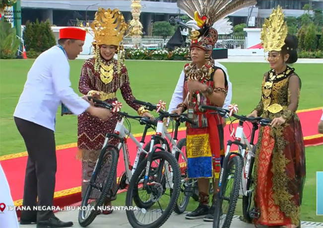 Istri Ketua DPD RI Enny LaNyalla Dapat Hadiah Sepeda dari Presiden Jokowi