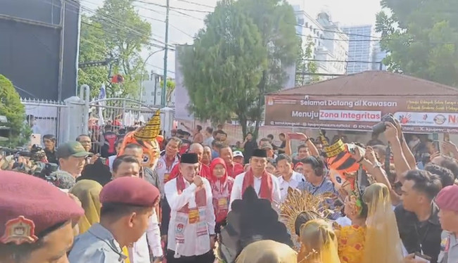 Edy Rahmayadi-Hasan Basri Jalan Kaki Daftar Pilgub 2024 ke KPU Sumut