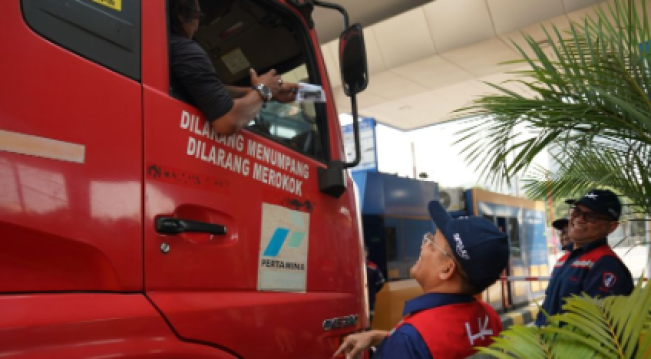 Hari Pelanggan Nasional: Hutama Karya Bagi-bagi Merchandise Pengguna Tol di Riau