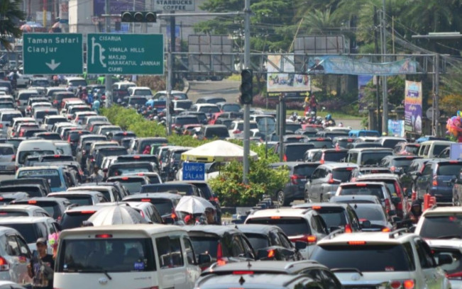 Lonjakan Motor Diduga Penyebab Macet Panjang di Puncak–Bogor