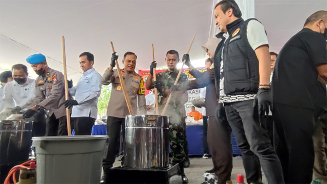 Disaksikan 12 Tersangka, Polda Riau Musnahkan Sabu dan Ekstasi Senilai Rp96,5 Miliar