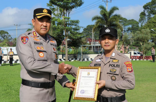 Aksi Heroik Bripka Rico yang Bersama Istri dan Anaknya Tangkap Penjahat Dapat Hadiah dari Kapolri