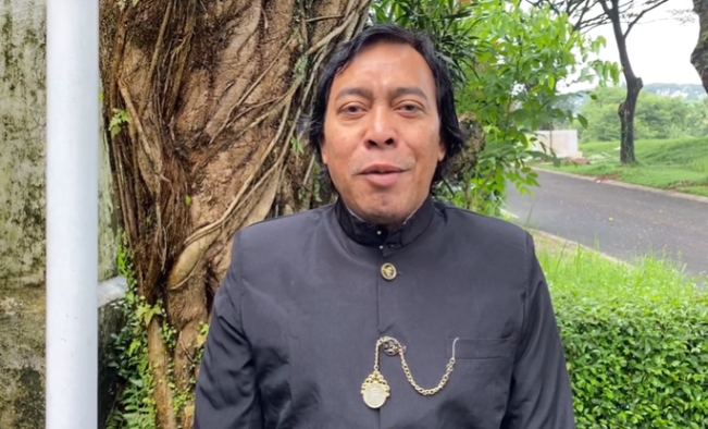 Hiruk Pikuk Saat Komeng Dilantik Kini Viral Video Tepok Jidat: Uhuy!
